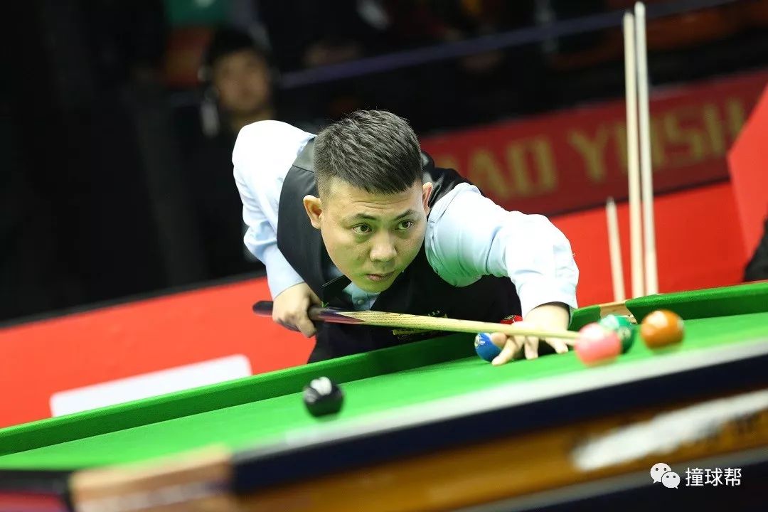 足球比赛中 足球比赛中